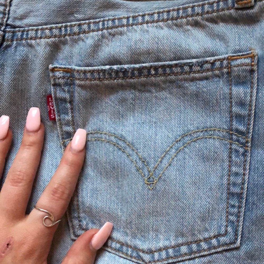 LEVI JEAN SHORTS 🦋 - Picture 3 of 6